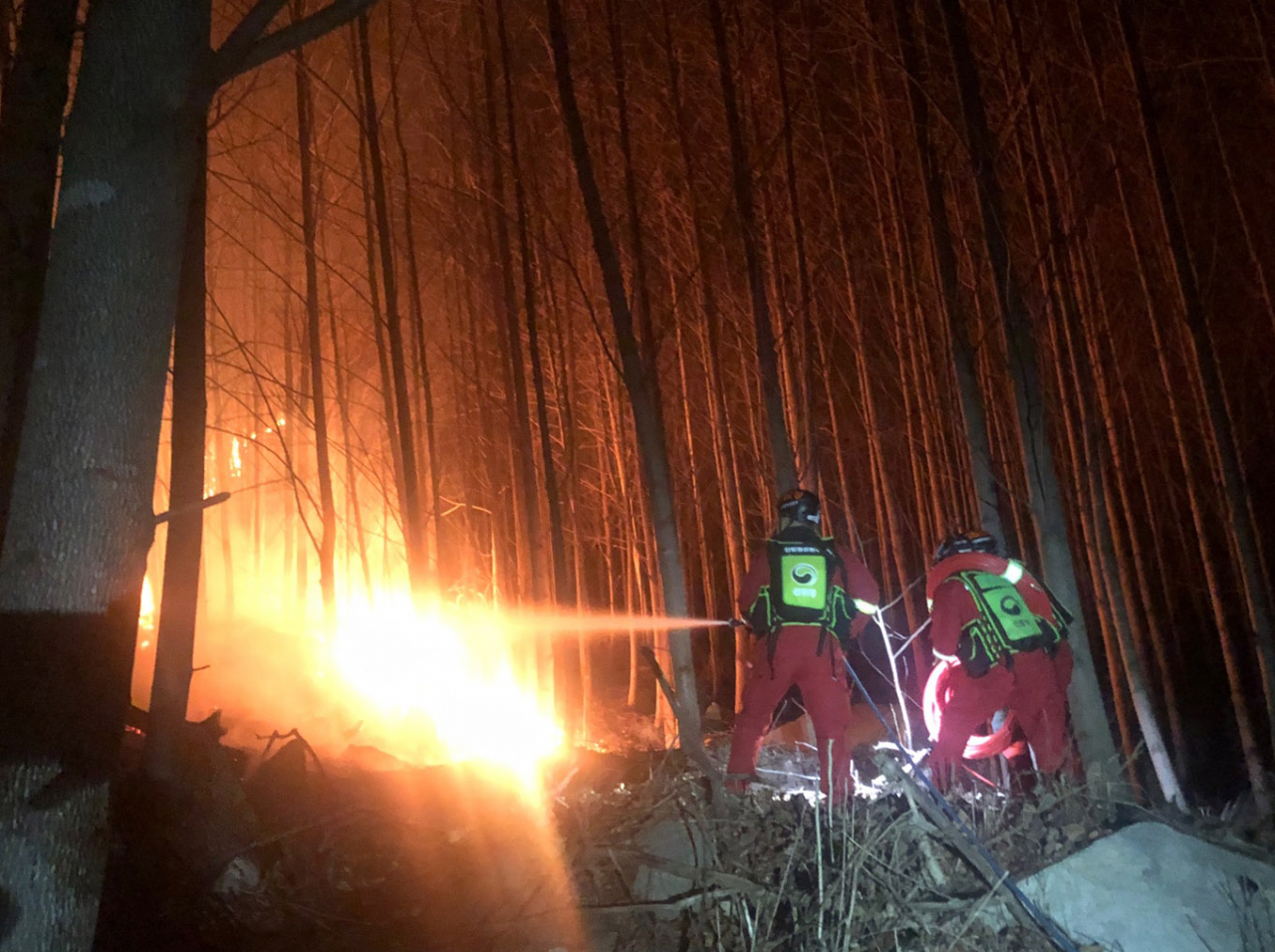 산림청 공중진화대가 8일 경남 합천군 산불 현장에서 야간 산불 진화를 하고 있다. [연합]