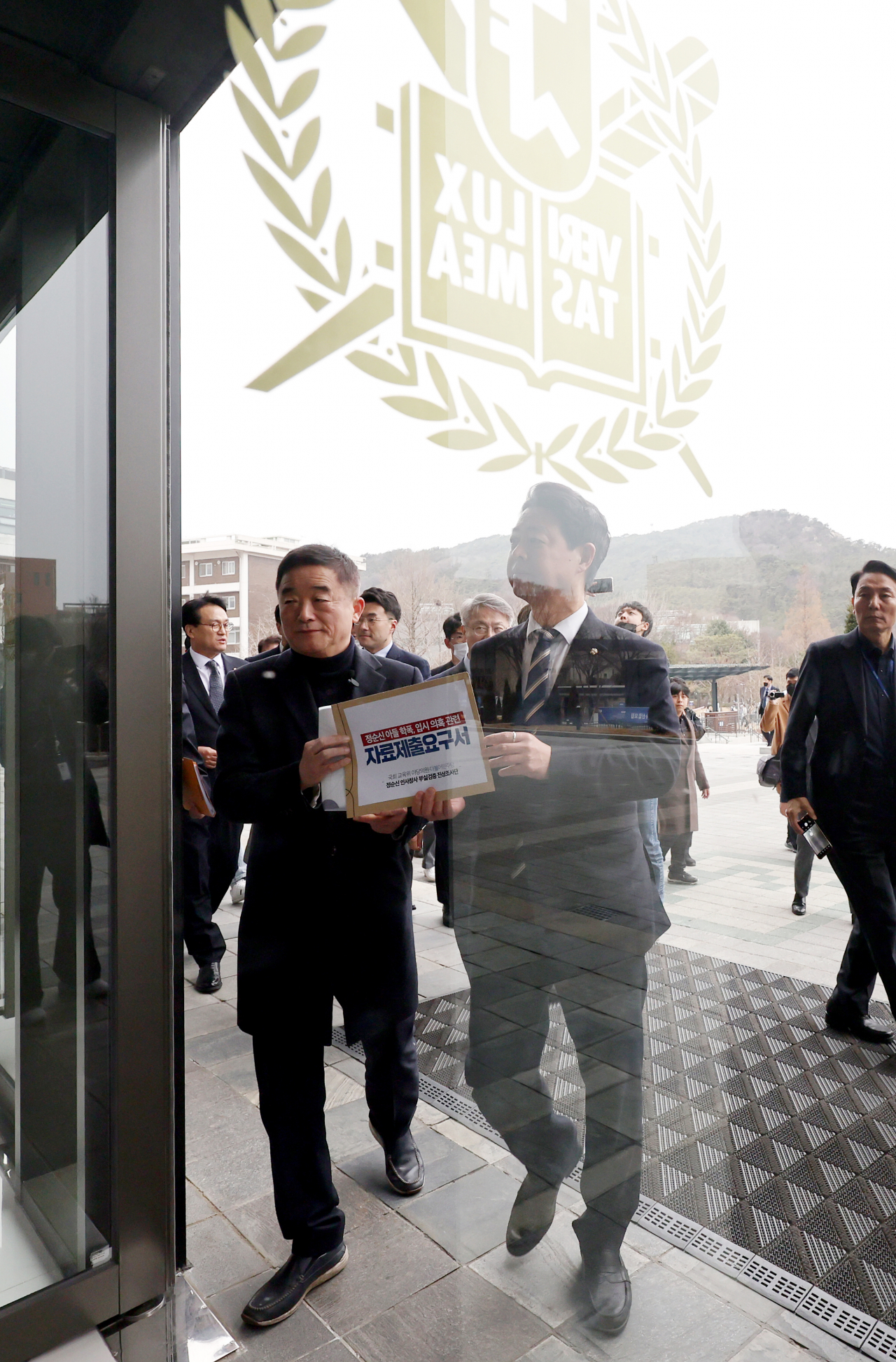 국회 교육위원회 소속 야당 의원과 더불어민주당 '정순신 검사특권 진상조사단' 의원들이 8일 오후 서울 관악구 서울대학교를 항의 방문하고 있다. [연합]