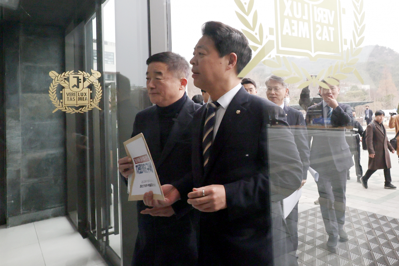국회 교육위원회 소속 야당 의원과 더불어민주당 ‘정순신 검사특권 진상조사단’ 의원들이 지난 8일 서울대학교를 항의 방문하고 있다. [연합]