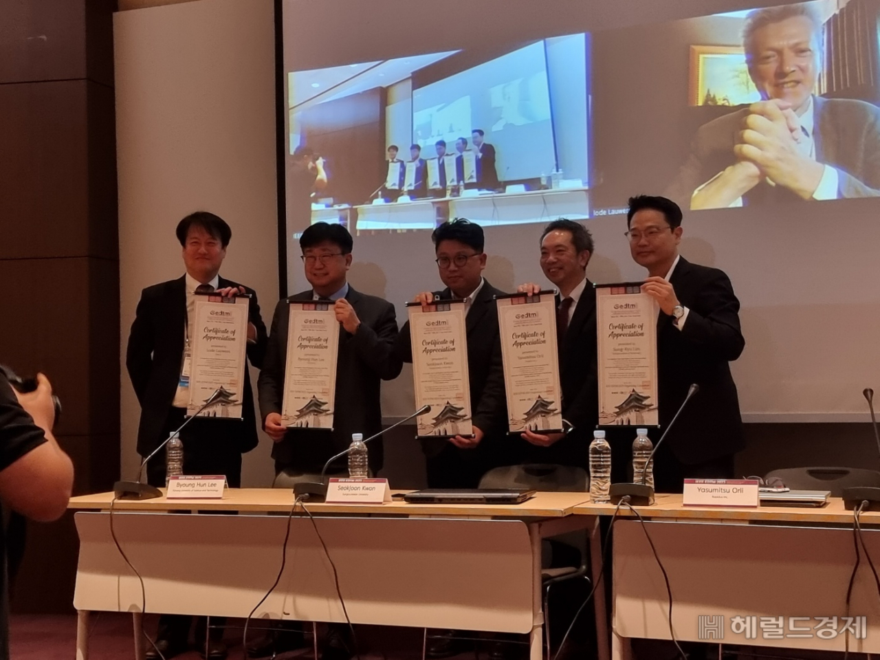 지난 8일 서울 삼성동 코엑스에서 열린 글로벌 반도체 학술대회 ‘IEEE EDTM 2023’의 토론 참가 패널들이 기념사진을 촬영하고 있다. 이날 행사에서는 반도체업계 권위자들이 모여 ‘공급망 위기 속에서 세계 반도체 R&D 협력은 필요한가’라는 주제로 토론을 진행했다. 김지헌 기자