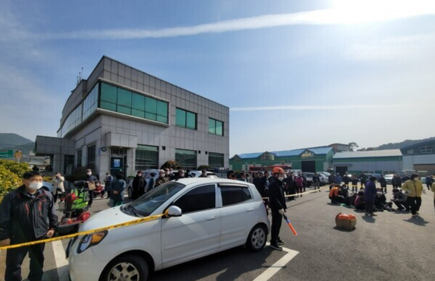 8일 오전 10시30분쯤 순창군 구림면 구림농협 주차장에서 1t 트럭이 보행자 14명을 추돌하는 사고가 발생했다. 119구급대원들이 환자들에게 응급 조치를 하고 있다. [전북소방본부 제공]