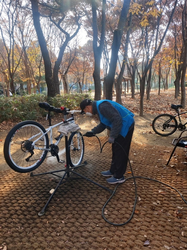 서초구에서 자전거 무료 세차서비스를 진행하고 있다. [서초구 제공]