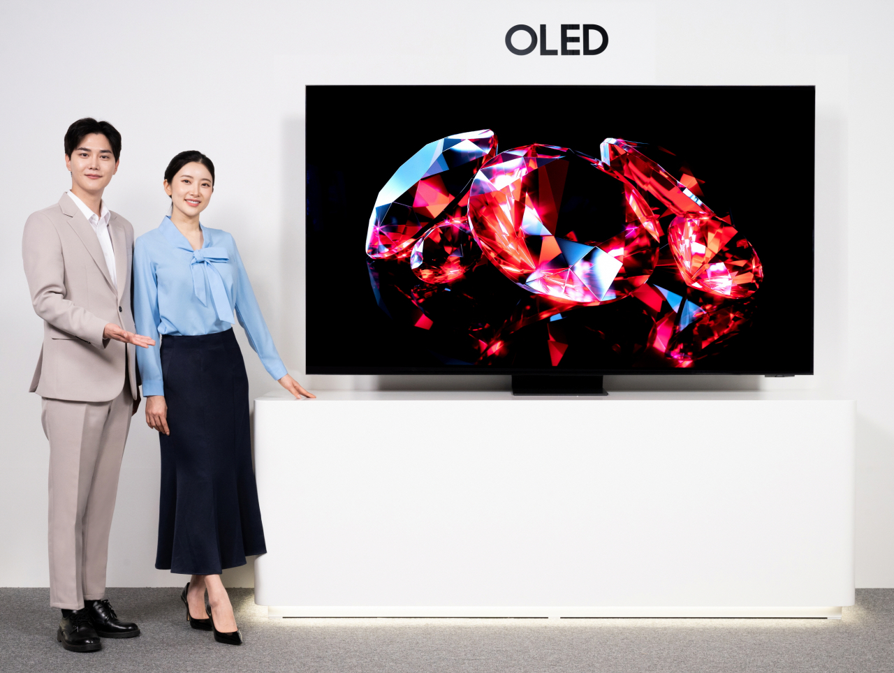 삼성전자 모델이 올해 국내 시장에 첫 선을 보이는 삼성 OLED를 소개하고 있는 모습. [삼성전자 제공]