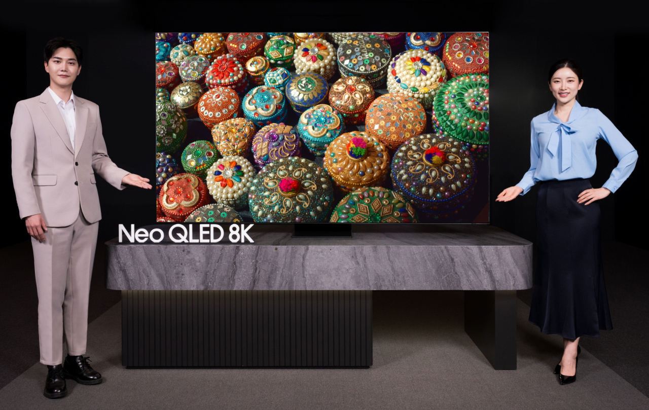 삼성전자 모델이 네오 QLED 8K 2023년형 신제품을 소개하고 있는 모습. [삼성전자 제공]