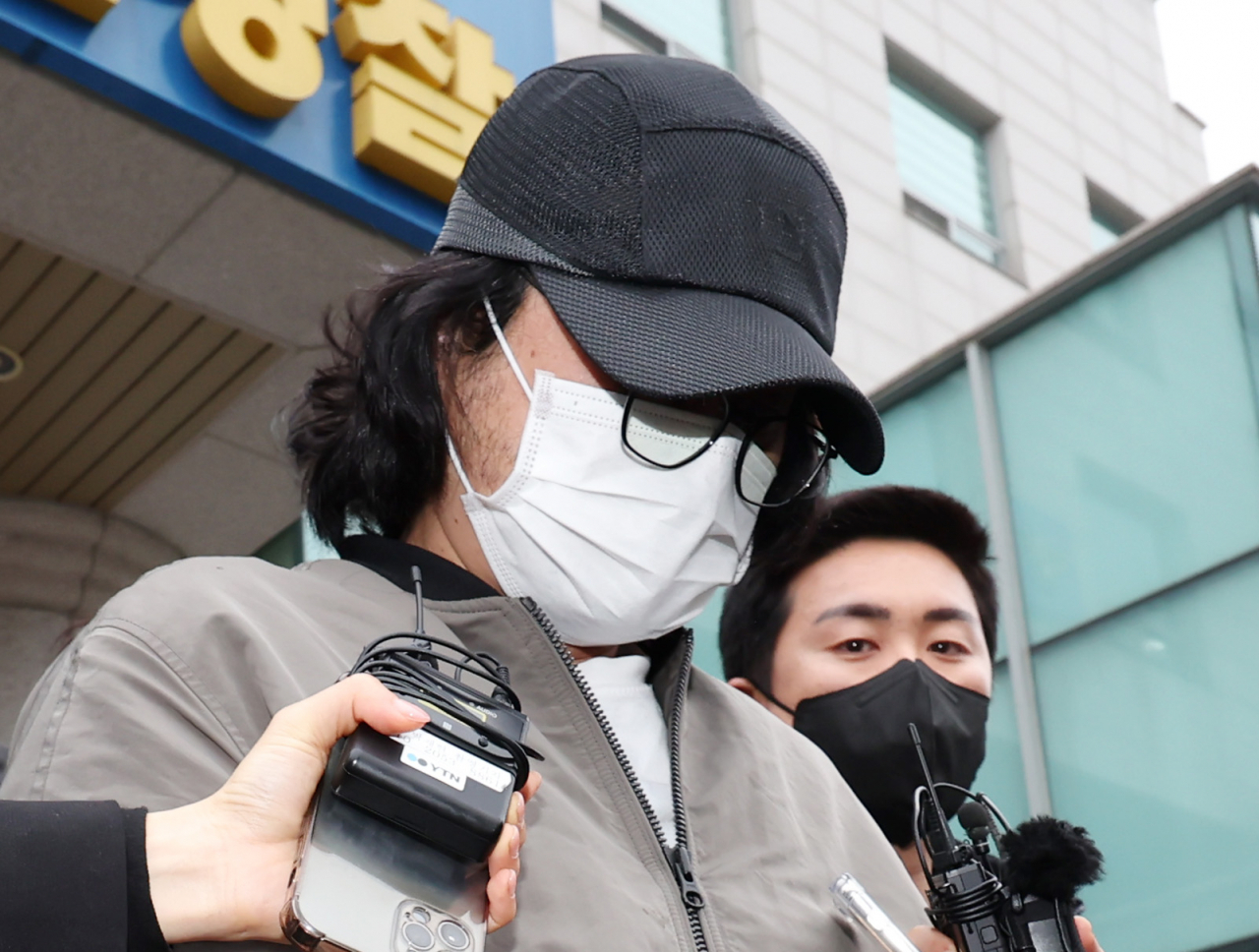 택시 기사를 살해한 뒤 금품을 빼앗은 혐의를 받는 40대 A씨가 9일 오전 인천 미추홀경찰서에서 나와 인천지방검찰청으로 이동하고 있다. A씨는 2007년 7월 1일 오전 3시께 인천시 남동구 남촌동 한 도로 인근에서 택시 기사를 흉기로 찔러 살해하고 현금 6만원을 빼앗은 혐의를 받고 있다. 사건은 미제로 남을 뻔했지만, 경찰의 끈질긴 수사 끝에 A씨는 16년 만에 검거됐다. 연합뉴스