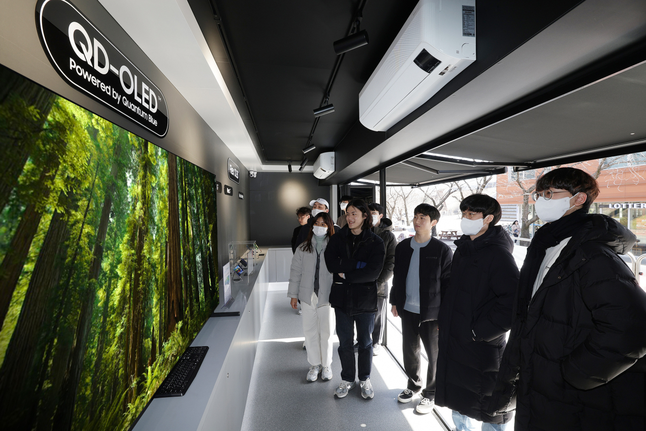 삼성디스플레이가 지난 2일 KAIST에서 진행한 ‘디스플레이(Display Day)’행사에서 학생들이 QD-OLED TV를 관람하고 있다.[삼성디스플레이 제공]