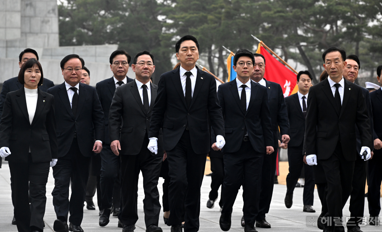 김기현 국민의힘 신임 당대표를 비롯한 신임 지도부가 9일 서울 동작구 국립서울현충원을 찾아 참배한 뒤 나서고 있다. 임세준 기자