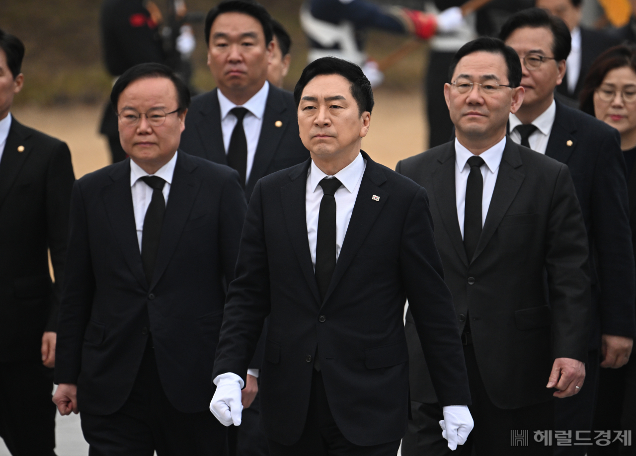 김기현 국민의힘 신임 당대표를 비롯한 신임 지도부가 9일 서울 동작구 국립서울현충원을 찾아 참배하고 있다. 임세준 기자