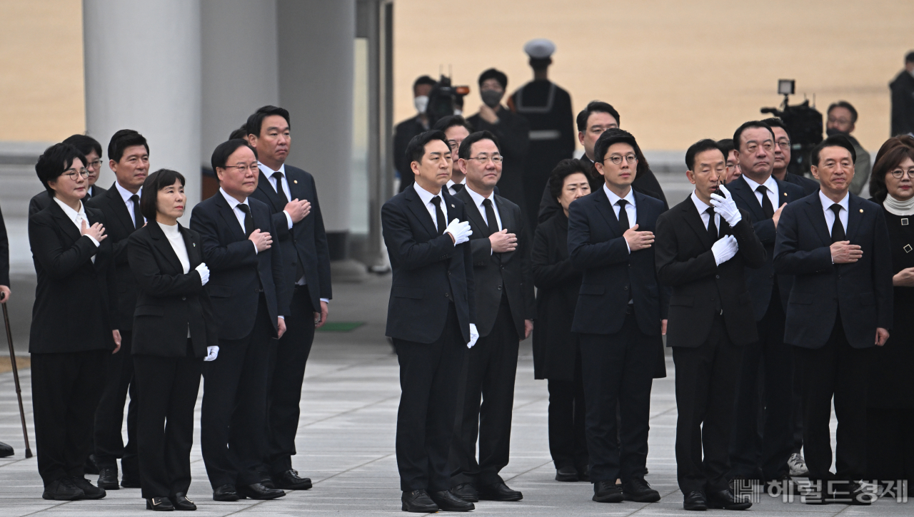 김기현 국민의힘 신임 당대표를 비롯한 신임 지도부가 9일 서울 동작구 국립서울현충원을 찾아 국기에 대한 경례를 하고 있다. 임세준 기자