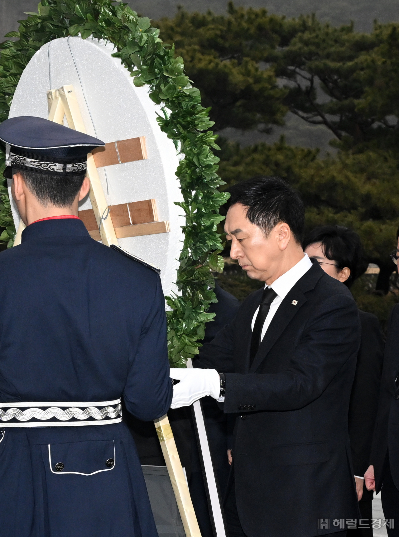 김기현(오른쪽0 국민의힘 신임 당대표가 9일 서울 동작구 국립서울현충원을 찾아 참배하며 헌화하고 있다. 임세준 기자