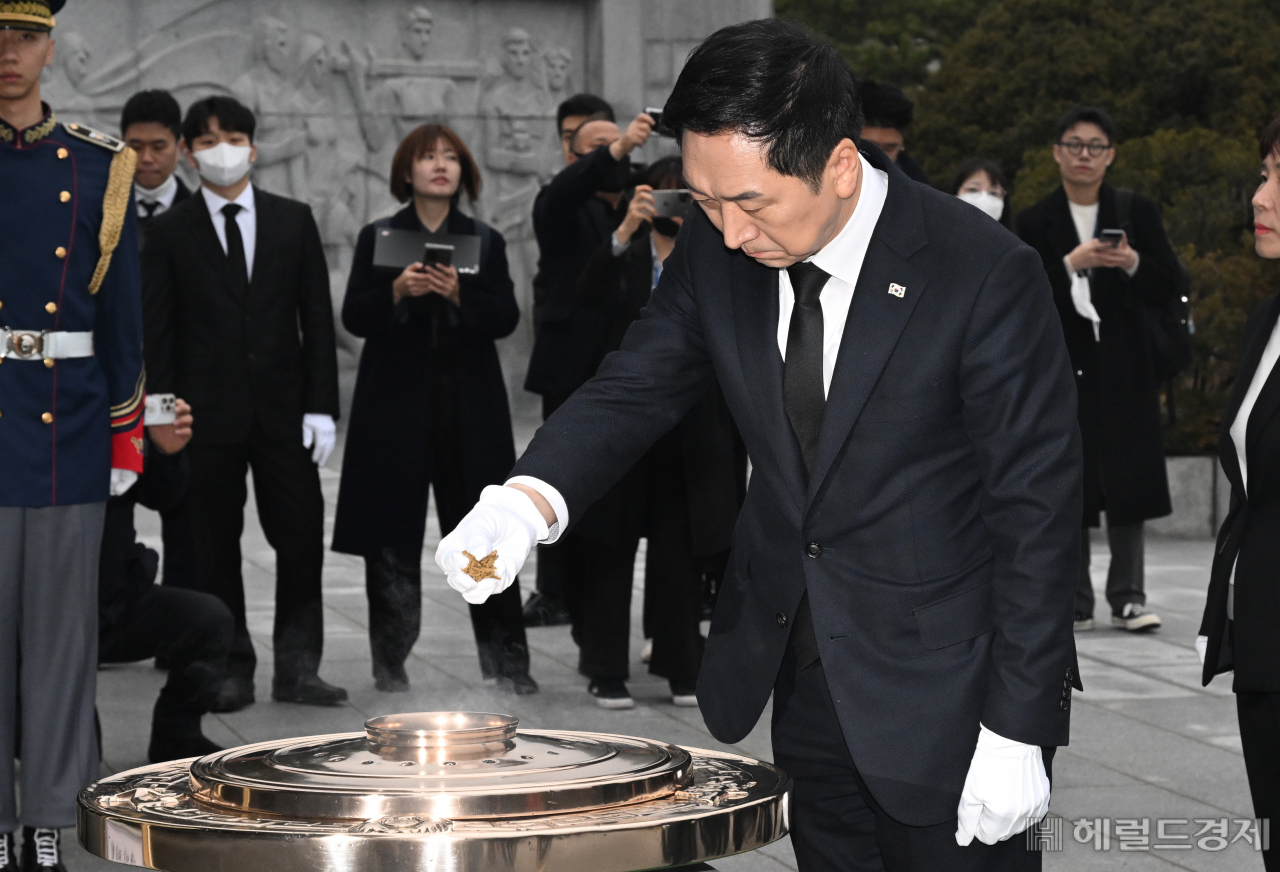 김기현 국민의힘 신임 당대표가 9일 서울 동작구 국립서울현충원을 찾아 참배하며 분향하고 있다. 임세준 기자