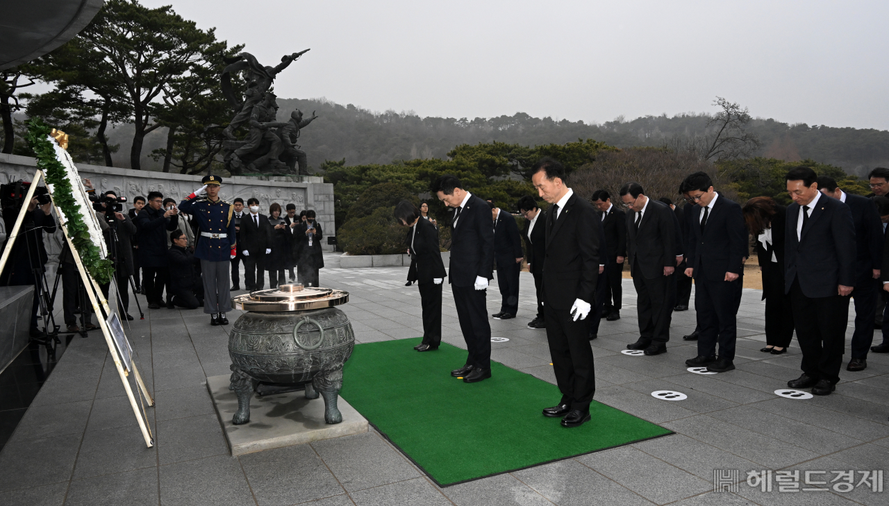 김기현 국민의힘 신임 당대표를 비롯한 신임 지도부가 9일 서울 동작구 국립서울현충원을 찾아 참배하고 있다. 임세준 기자