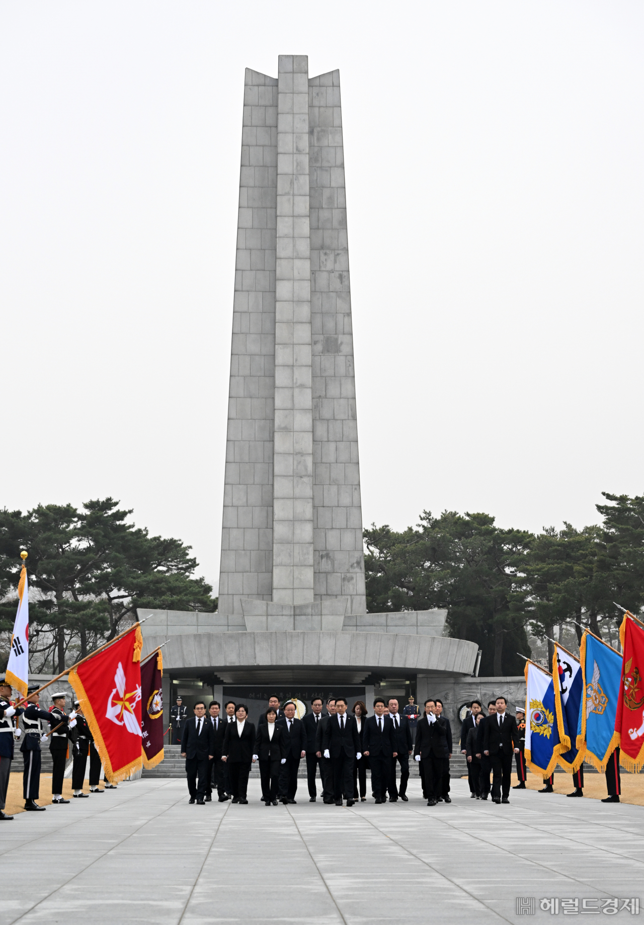 김기현 국민의힘 신임 당대표를 비롯한 신임 지도부가 9일 서울 동작구 국립서울현충원을 찾아 참배한 뒤 나서고 있다. 임세준 기자