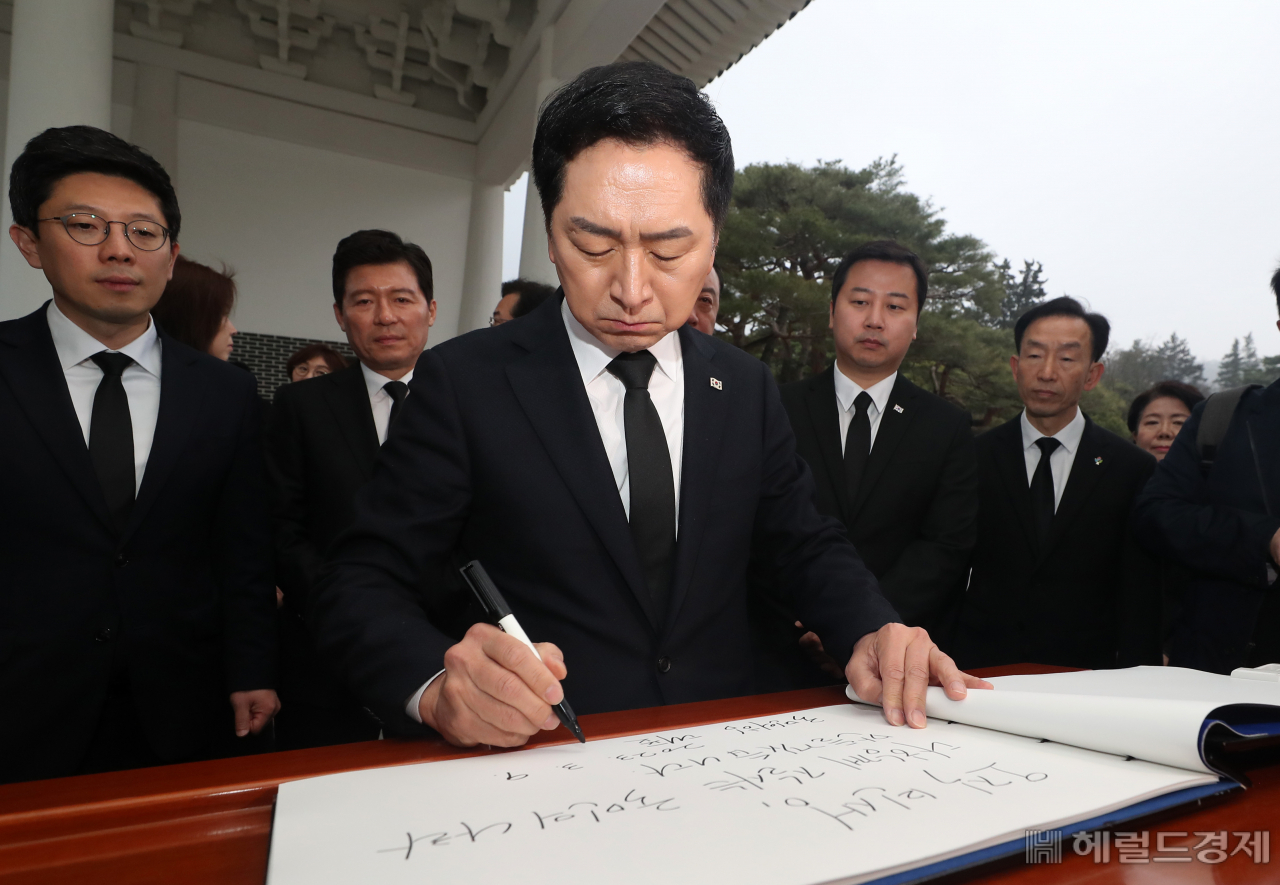 김기현 국민의힘 신임 당대표가 9일 서울 동작구 국립서울현충원을 찾아 참배한 뒤 방명록을 작성하고 있다. 임세준 기자