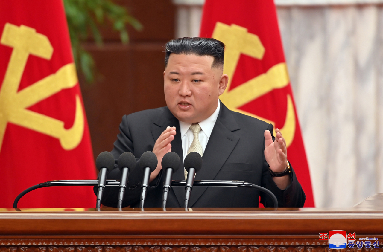 북한이 지난 1일 농촌발전 전략과 경제 활성화 방안 마련을 위한 노동당 중앙위원회 제8기 제7차 전원회의 확대회의를 마무리했다. 2일 조선중앙통신에 따르면 김정은 국무위원장은 농촌정책을 다룬 첫번째 의정에 대한 '결론'에서 "농업 생산량을 늘이기 위해 농사 지도에서 편파성을 극복하고 전반을 책임지는 균형성을 보장하는데 주목을 돌리며 모든 농장들에서 정보당 수확고를 높이도록 하는데 중심을 두고 투쟁하는 것이 중요한 농업생산지도 원칙으로 되여야 한다"고 밝혔다. 사진은 김정은 국무위원장 연설모습. [연합]