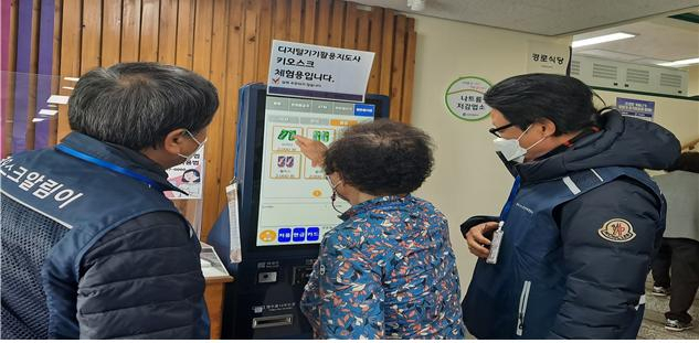 노인일자리 '키오스크 알림이' 사업에 참여 중인 어르신. 1월 취업자 수는 1년 전보다 38만명 증가했다. 다만 60세 이상에서 35만명 늘어난 반면 청년층(15~29세)에선 8만5000명 감소했다. [인천시 제공]