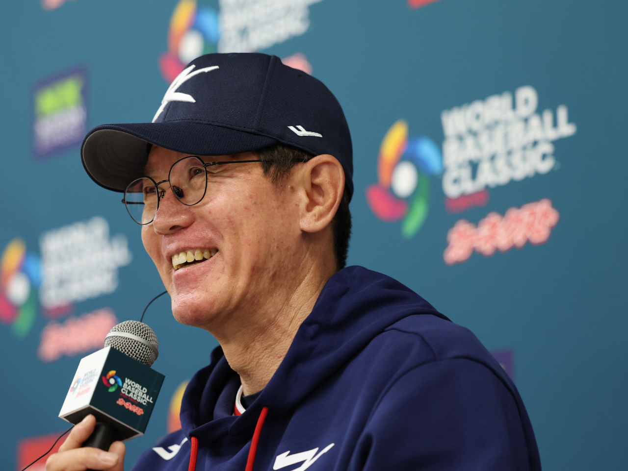 2023 월드베이스볼클래식(WBC)이 개막한 8일 오전 일본 도쿄돔에서 열린 기자회견에서 이강철 감독이 취재진 질문에 답하고 있다. 한국대표팀은 9일 도쿄돔에서 B조 본선 1라운드 호주와 첫 경기를 펼친다. 연합뉴스