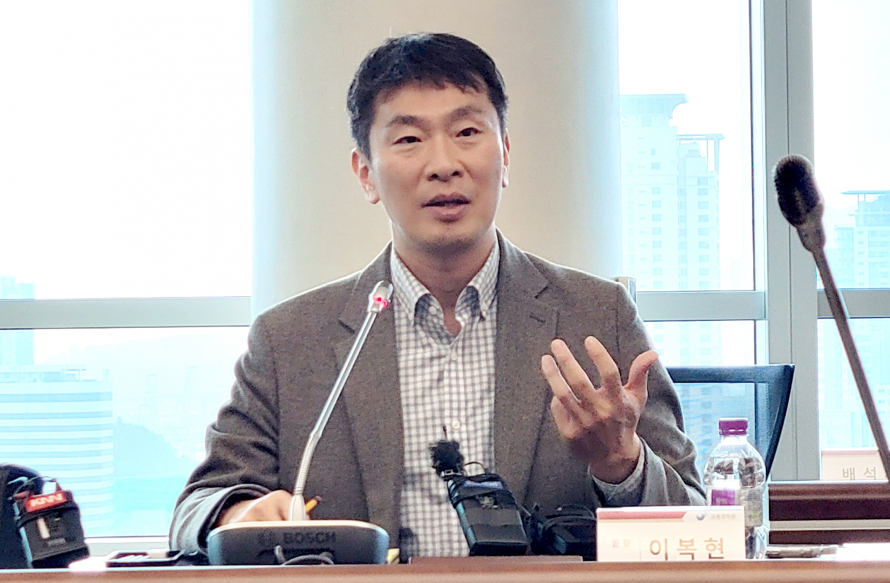 이복현 금융감독원장이 8일 오전 부산은행 본점에서 열린 '지역사회-지방은행 따뜻한 동행 위한 간담회'를 마치고 취재진에 질문에 답하고 있다.[연합]