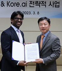 스리니 언나마라 코어에이아이 APAC 사업총괄 부사장(왼쪽)과 한솔인티큐브 류창성 대표가 파트너십 체결하고 있다. [인티큐브 제공]