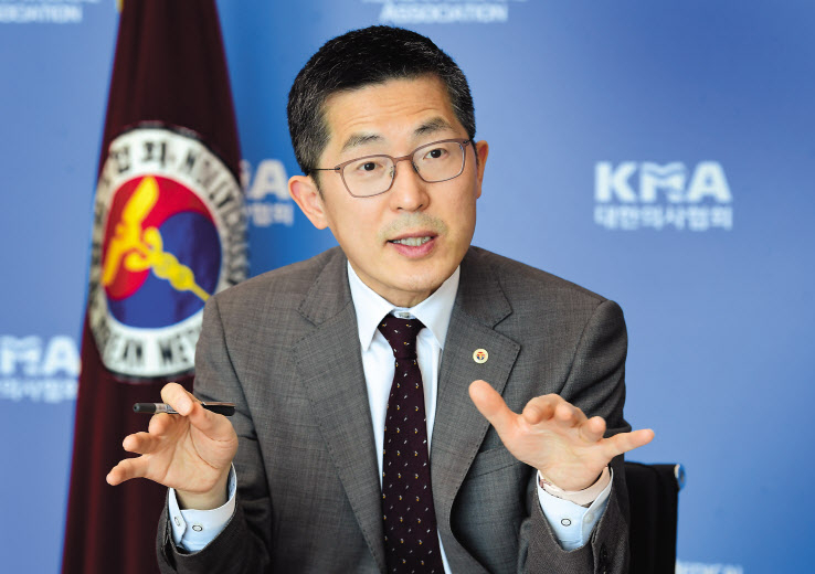 이필수 대한의사협회 회장은 최근 헤럴드경제와 인터뷰에서 의대 쏠림 현상을 해결하려면 의사과학자 처우 개선이 필요하다고 말했다. [대한의사협회 제공]