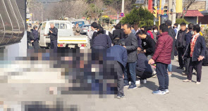 8일 오전 전북 순창군 구림면 한 농협 주차장에서 트럭이 조합장 투표를 기다리던 인파와 충돌했다. 사진은 사고 직후 현장 모습. [연합]