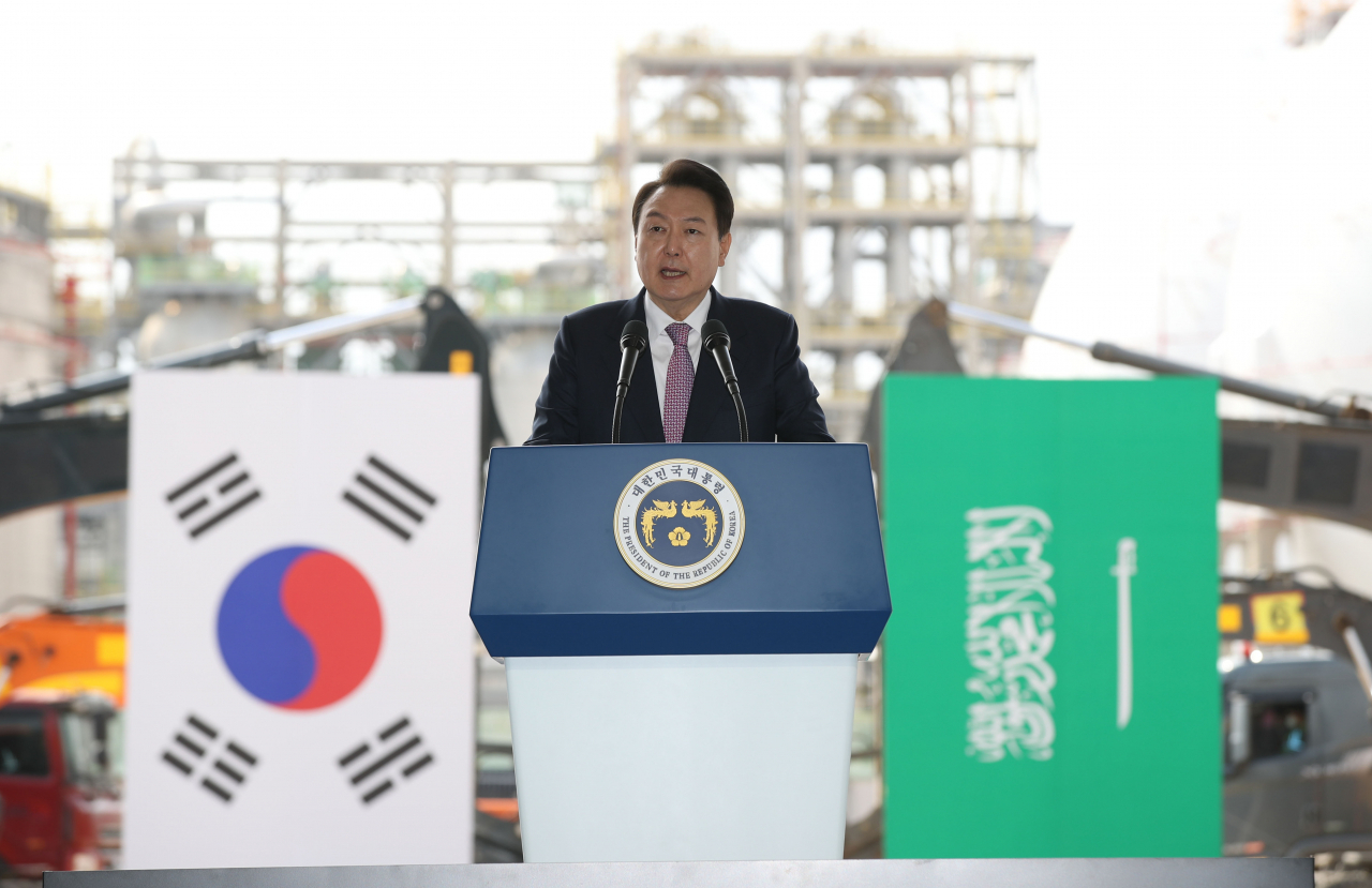 윤석열 대통령이 9일 울산광역시 울주군 온산국가산업단지에서 열린 에쓰오일(S-OIL) 샤힌 프로젝트 기공식에서 축사를 하고 있다. 샤힌 프로젝트는 에쓰오일이 추진하는 울산 2단계 석유화학 프로젝트다. 에쓰오일은 9조3000억원을 들여 울산 온산국가산업단지 내에 스팀 크래커를 비롯한 대단위 석유화학 생산 설비를 건설할 계획이다. [연합]