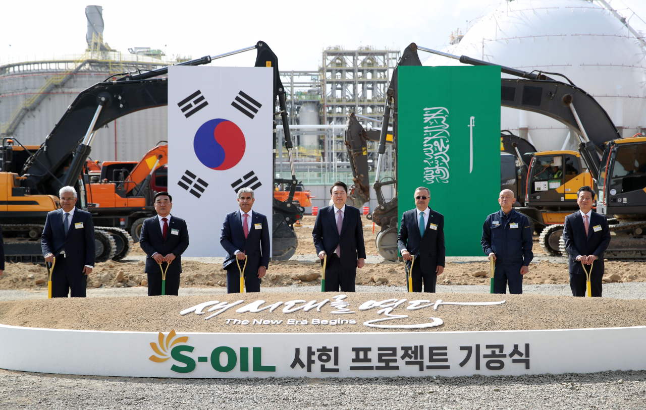 윤석열 대통령이 9일 울산광역시 울주군 온산국가산업단지에서 열린 에쓰오일(S-OIL) 샤힌 프로젝트 기공식에서 시삽에 앞서 기념촬영을 하고 있다. 샤힌 프로젝트는 에쓰오일이 추진하는 울산 2단계 석유화학 프로젝트다. 에쓰오일은 9조3000억원을 들여 울산 온산국가산업단지 내에 스팀 크래커를 비롯한 대단위 석유화학 생산 설비를 건설할 계획이다. [연합]