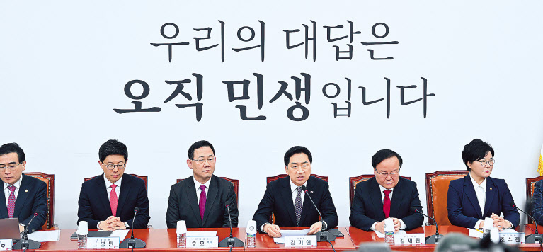 김기현 국민의힘 신임 당대표가 당선 후 처음으로 9일 국회에서 최고위원회의회의를 주재하고 있다. 태영호(왼쪽부터)·김병민 최고위원, 주호영 원내대표, 김 대표, 김재원·조수진 최고위원. 임세준 기자