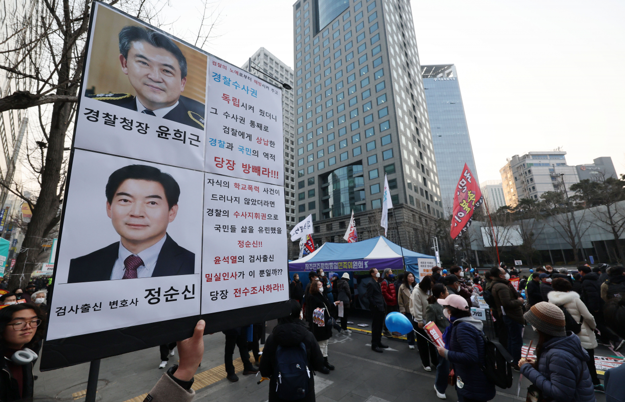 4일 오후 서울 중구 숭례문 앞 대로에서 촛불행동 주최로 열린 29차 촛불대행진에서 한 참가자가 아들의 학교폭력(학폭) 전력이 드러난 정순신 변호사를 규탄하는 손피켓을 들고 있다. [연합]