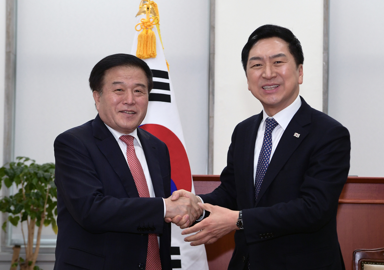 김기현 국민의힘 대표가 9일 국회 국민의힘 당 대표실에서 이진복 대통령실 정무수석비서관을 만나 악수하고 있다. 임세준 기자