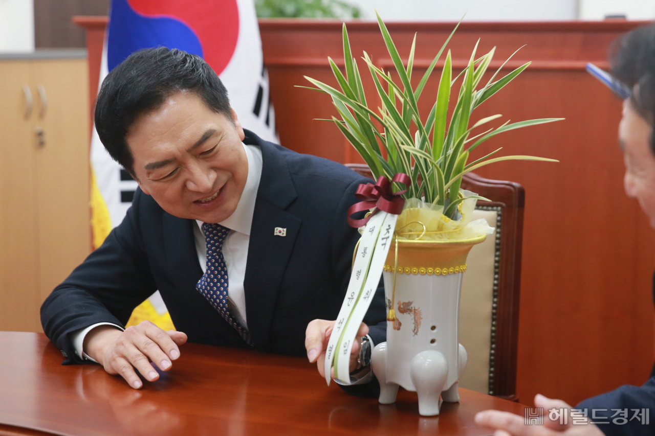 김기현 국민의힘 신임 당대표가 9일 오전 서울 여의도 국회에서 이진복 대통령실 정무수석에게 전달받은 윤석열 대통령의 축하난을 바라보고 있다. 임세준 기자