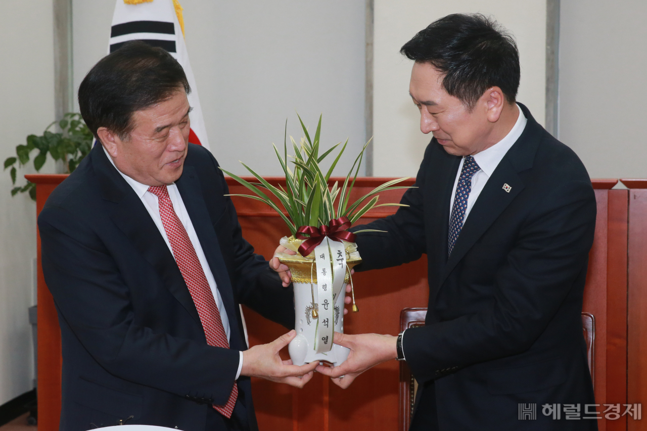 김기현 국민의힘 신임 당대표가 9일 오전 서울 여의도 국회에서 이진복 대통령실 정무수석에게 윤석열 대통령의 축하난을 전달받고 있다. 임세준 기자