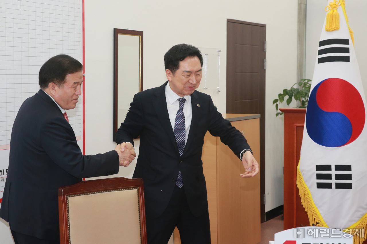 김기현 국민의힘 신임 당대표가 9일 오전 서울 여의도 국회에서 이진복 대통령실 정무수석과 악수하며 자리를 안내하고 있다. 임세준 기자