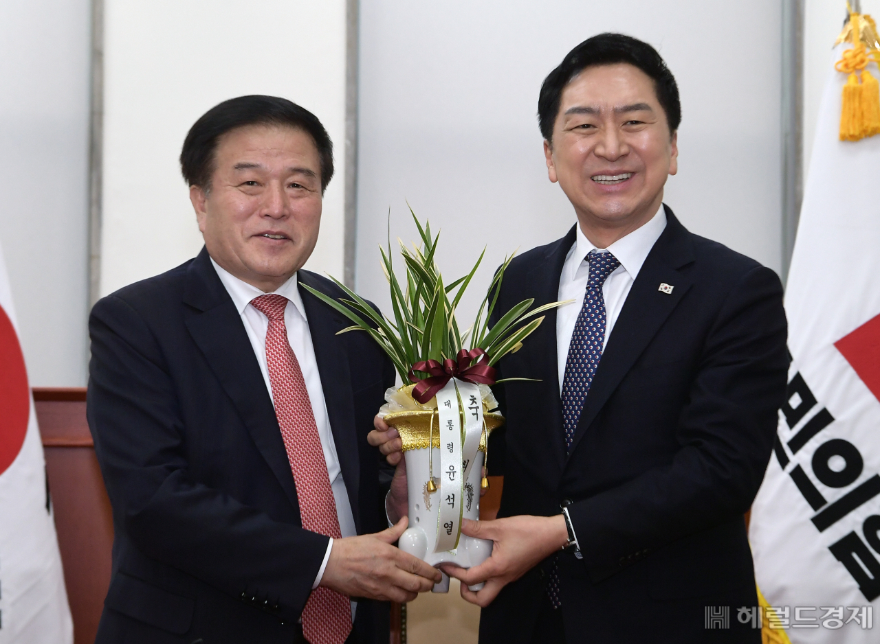 김기현 국민의힘 대표가 9일 국회 국민의힘 당 대표실에서 이진복 대통령실 정무수석비서관을 만나 대통령이 보낸 축하 난을 받고 있다. 임세준 기자