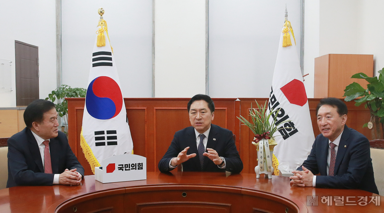 김기현 국민의힘 신임 당대표가 9일 오전 서울 여의도 국회에서 이진복 대통령실 정무수석에게 윤석열 대통령의 축하난을 전달받은 뒤 대화를 나누고 있다. 임세준 기자