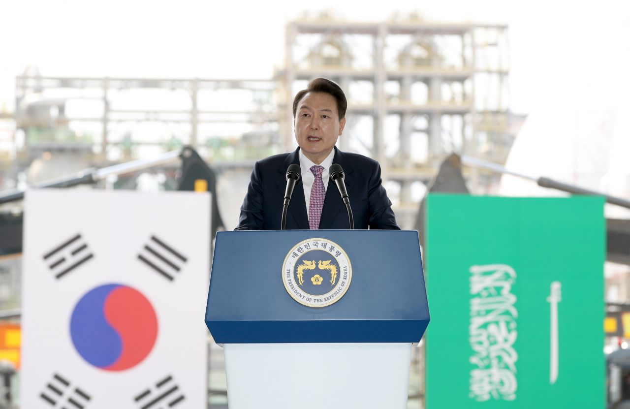 윤석열 대통령이 9일 울산광역시 울주군 온산국가산업단지에서 열린 에쓰오일(S-OIL) 샤힌 프로젝트 기공식에서 축사를 하고 있다. 샤힌 프로젝트는 에쓰오일이 추진하는 울산 2단계 석유화학 프로젝트다. 에쓰오일은 9조3000억원을 들여 울산 온산국가산업단지 내에 스팀 크래커를 비롯한 대단위 석유화학 생산 설비를 건설할 계획이다. [연합]