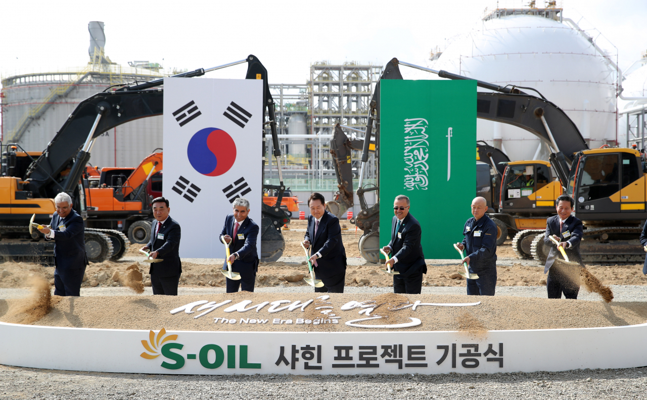 윤석열 대통령이 9일 울산광역시 울주군 온산국가산업단지에서 열린 에쓰오일(S-OIL) 샤힌 프로젝트 기공식에서 시삽을 하고 있다. 샤힌 프로젝트는 에쓰오일이 추진하는 울산 2단계 석유화학 프로젝트다. 에쓰오일은 9조3000억원을 들여 울산 온산국가산업단지 내에 스팀 크래커를 비롯한 대단위 석유화학 생산 설비를 건설할 계획이다. [연합]