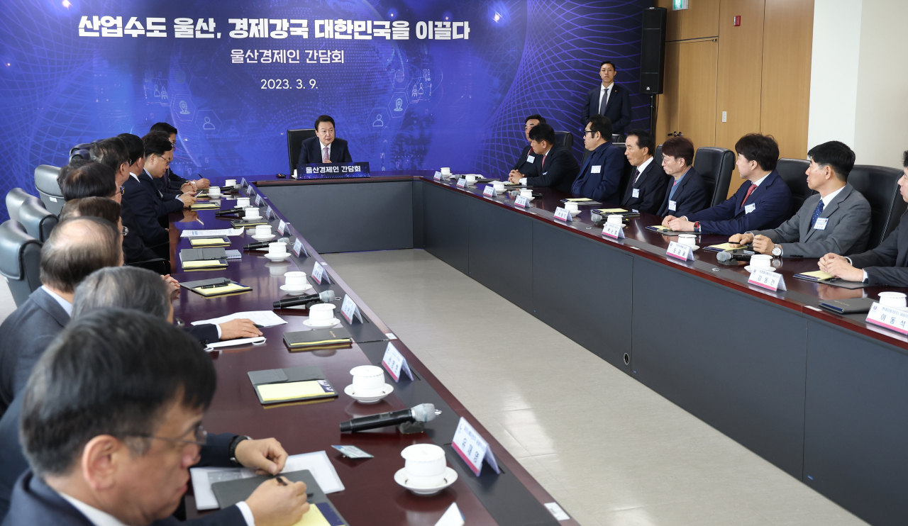 윤석열 대통령이 9일 울산광역시 남구 울산항만공사에서 열린 울산경제인 간담회에서 발언하고 있다. [연합]