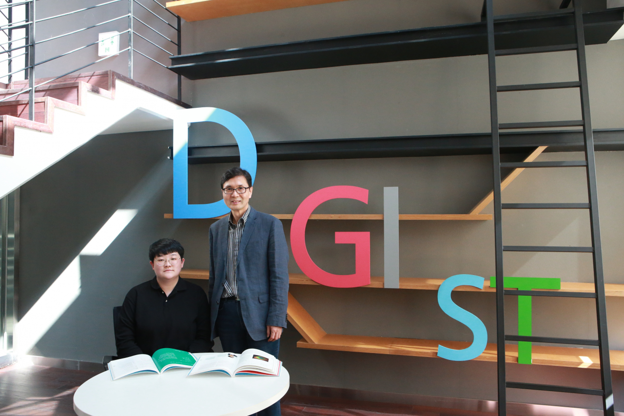 유종성(오른쪽) 교수와 이하영 박사과정생.[DGIST 제공]