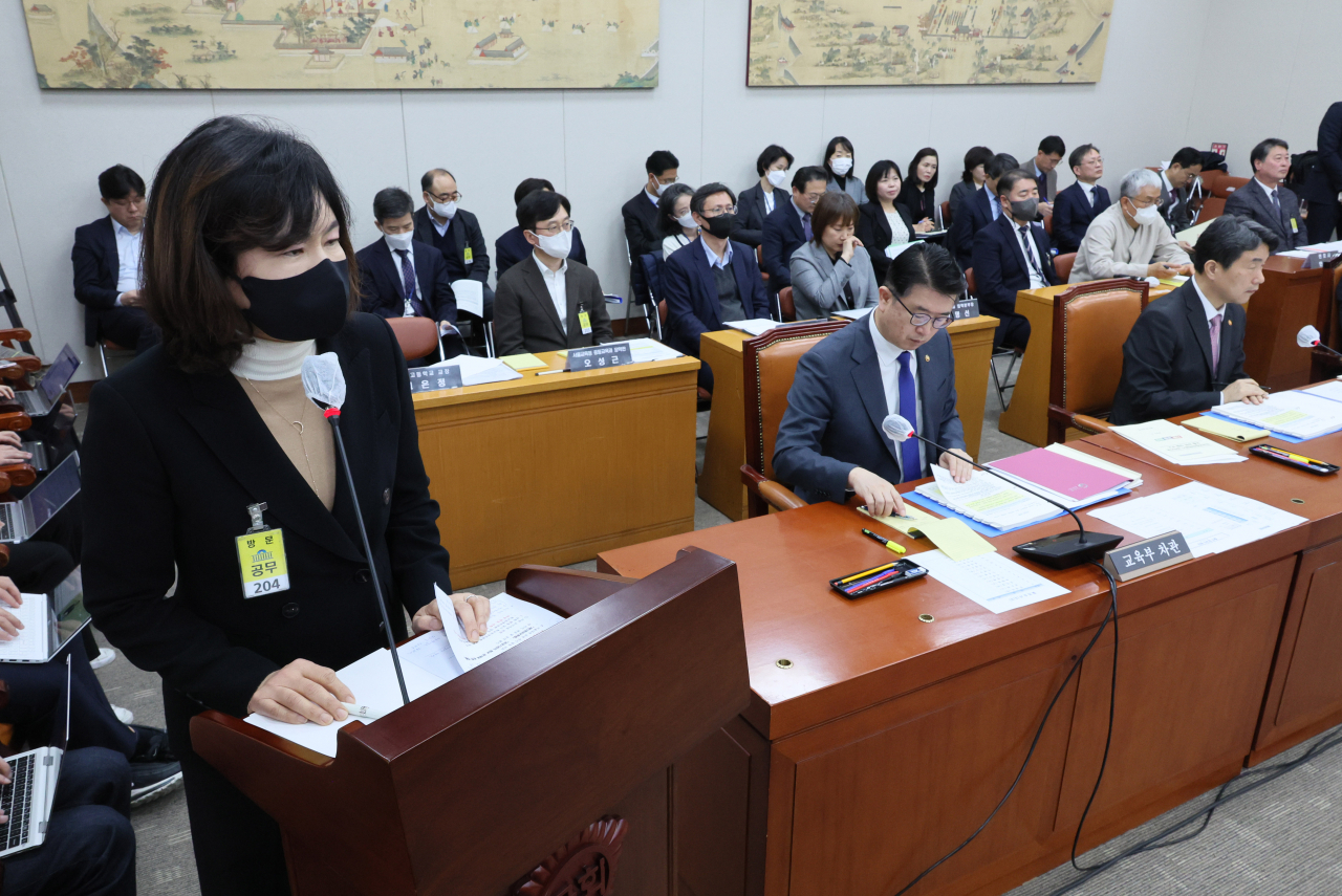 고은정 반포고등학교 교장이 9일 국회 교육위원회 현안 질의에 참고인으로 출석, 답변하고 있다. [연합]