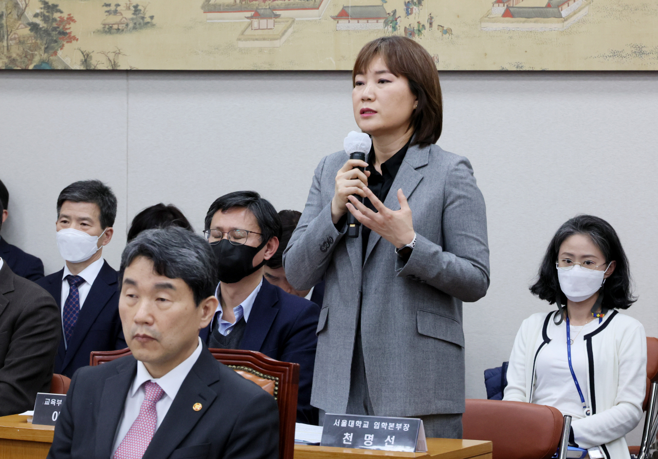 천명선 서울대학교 입학본부장이 9일 오전 열린 국회 교육위원회 '정순신 아들 학폭' 관련 현안 질의에 참고인으로 출석, 답변하고 있다. [연합]