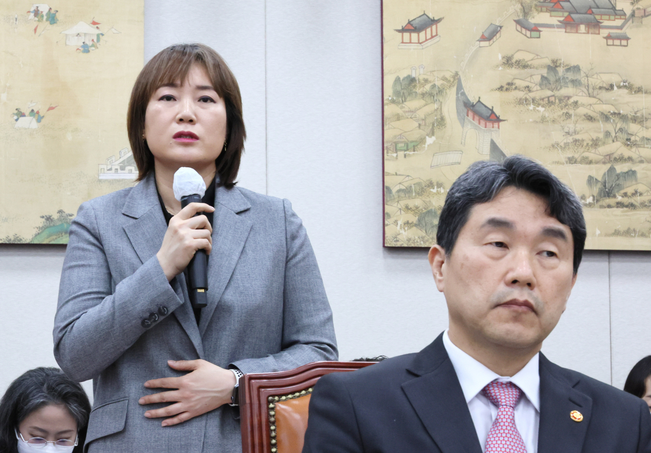 천명선 서울대학교 입학본부장이 9일 오전 열린 국회 교육위원회 '정순신 아들 학폭' 관련 현안 질의에 참고인으로 출석, 답변하고 있다. 오른쪽은 이주호 부총리 겸 교육부 장관. [연합]
