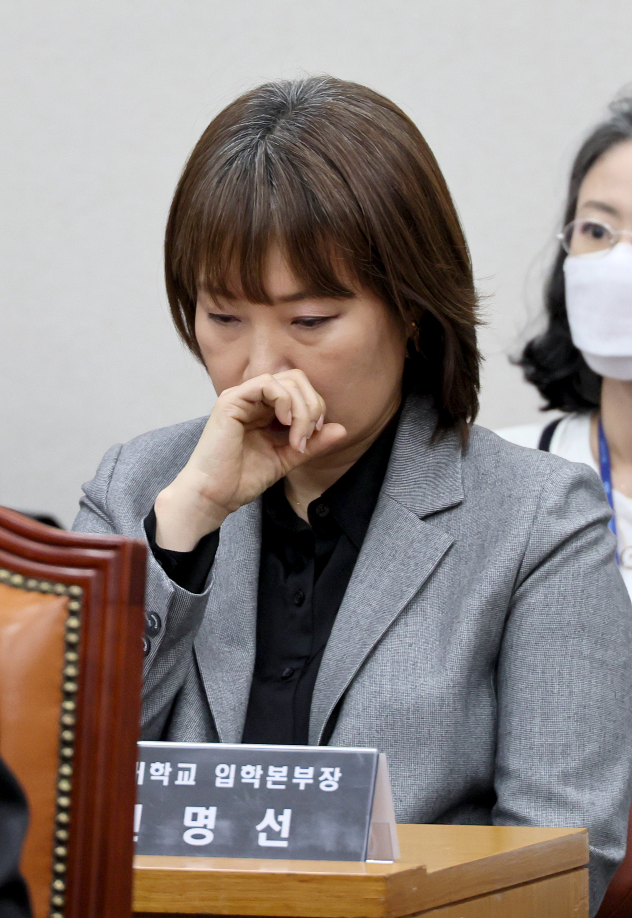 천명선 서울대학교 입학본부장이 9일 오전 열린 국회 교육위원회 '정순신 아들 학폭' 관련 현안 질의에 출석해 잠시 생각에 잠겨 있다. [연합]