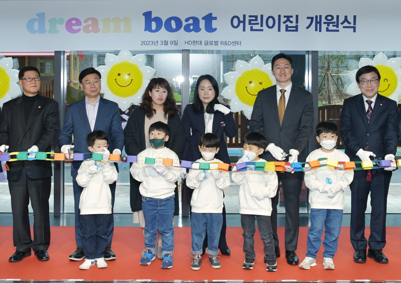 정기선(뒷줄 오른쪽 두번째) HD현대 사장과 신상진(뒷줄 왼쪽 두번째) 성남시장, 김명수(뒷줄 오른쪽) 분당구청장, 성현숙(뒷줄 오른쪽 세번째) 드림보트 어린이집 원장 등이 9일 경기도 판교 HD현대 글로벌R&D(연구개발)센터에서 열린 드림보트 어린이집 개원식에서 기념촬영을 하고 있다. [HD현대 제공]