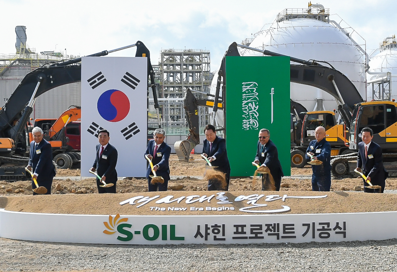9일 윤석열 대통령(가운데), 후세인 알 카타니 S-OIL CEO(왼쪽에서 세번째) 등이 참석한 가운데 S-OIL은 울산시 울주군 울산공장에서 국내 석유화학 역사상 최대 규모인 9조 2580억 원을 투자하는 샤힌 프로젝트 기공식을 개최했다. [S-OIL 제공]