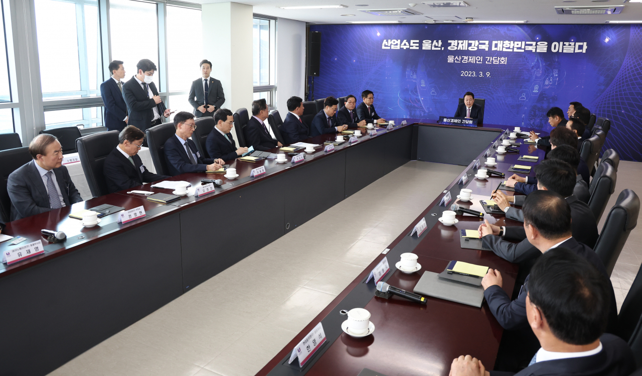 윤석열 대통령이 9일 울산광역시 남구 울산항만공사에서 열린 울산경제인 간담회에서 발언하고 있다. [연합]