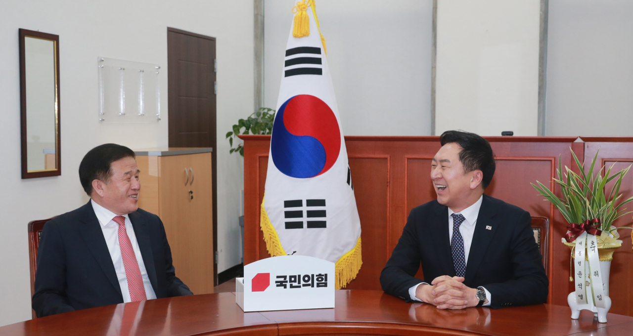 김기현 국민의힘 신임 당대표가 9일 오전 서울 여의도 국회에서 이진복 대통령실 정무수석에게 윤석열 대통령의 축하난을 전달받은 뒤 대화를 나누고 있다. 임세준 기자