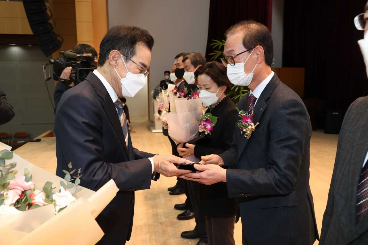 서정익 두북농협 조합장(오른쪽)이 지난 3일 농협중앙회에서 선정하는 올해 1분기 사회공헌 활동 우수사무소에선정돼 ‘범농협 사회공헌상’을 수상하고 있다. [사진=NH농협은행 울산본부]