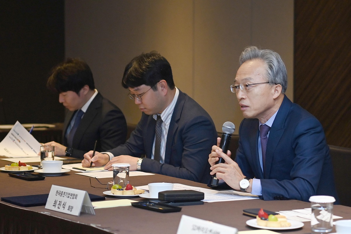 최진식(오른쪽) 중견기업연합회장이 9일 열린 ‘제1차 중견기업 혁신 펀드 조성 협약식’에서 인사말을 하고 있다. [중견련 제공]
