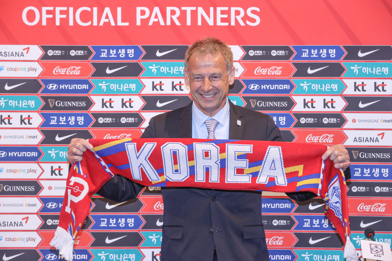 국가대표팀의 새 사령탑 위르겐 클린스만 감독이 9일 오후 경기도 파주NFC(축구대표팀 트레이닝센터)에서 열린 취임 기자회견에서 머플러를 들고 포즈를 취하고 있다. 연합뉴스